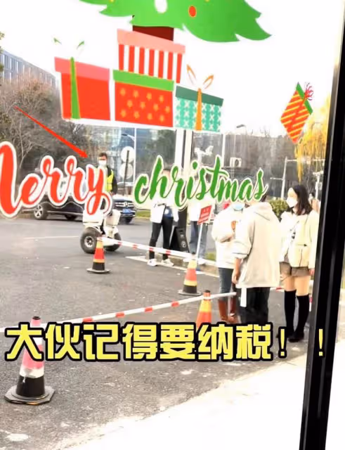 雪梨林珊珊逃稅被罰後仍撈金,轉型開線下人滿為患,警察站店門口
