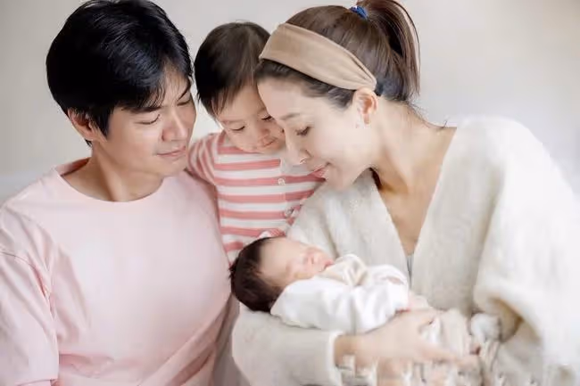 楊怡曬一家四口合照,二胎兒子正面照首曝光,鼻樑高挺五官像媽媽
