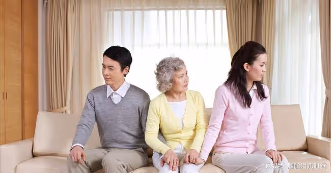 離婚一年後,前婆婆上門求我養老:我是你前婆婆,我:滾出去