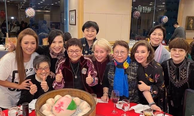知名娛記70大壽，數十位明星共聚一堂，葉童喝到滿臉通紅太盡興