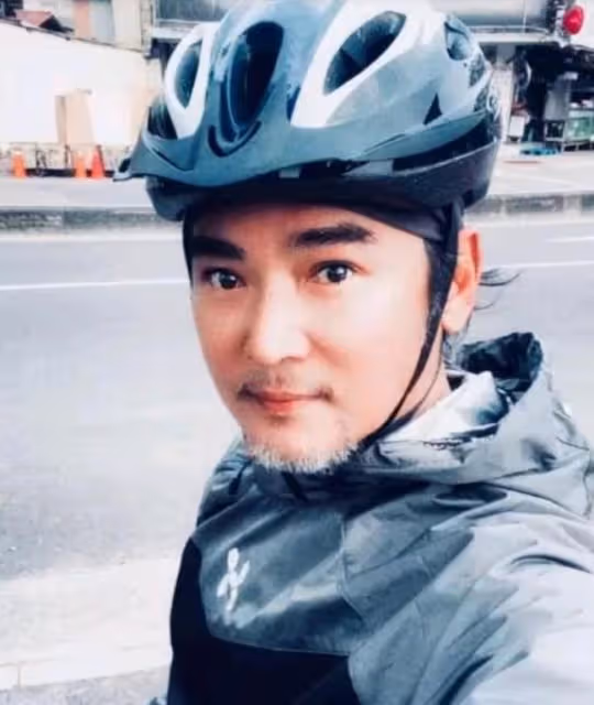 52歲的焦恩俊怎麼了？曬近照臉胖一圈鬍子花白，自嘲：胖了，老了