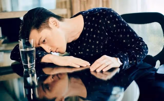 內疚的胡歌:女助理去世後,在廁所崩潰大哭,至今仍在懷念