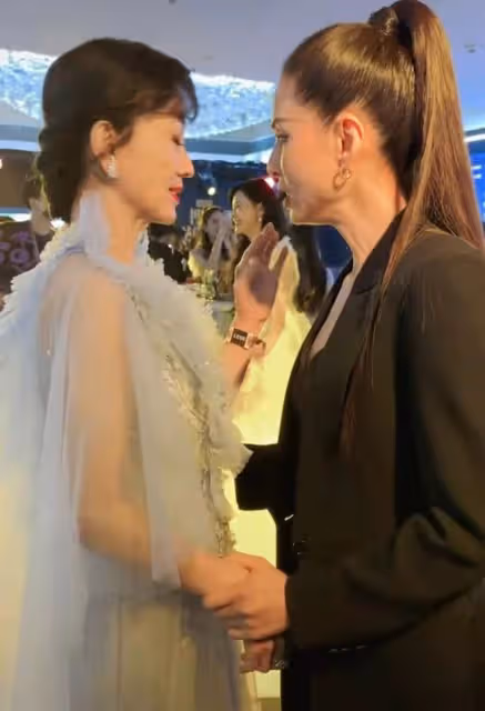 趙雅芝罕見同框李若彤,穿仙女裙似凍齡,兩不老女神親密牽手熱聊