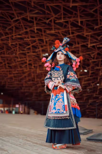 趙雅芝罕見同框李若彤,穿仙女裙似凍齡,兩不老女神親密牽手熱聊