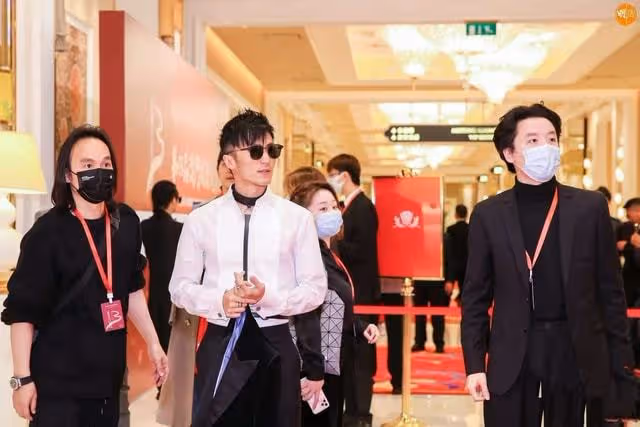 澳門國際電影節:謝霆鋒廚子變影帝,徐帆奪影后,鄭愷殺出重圍
