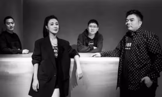 薇婭創業18年,幕後打理錢財的老公董海鋒,到底是何來歷?