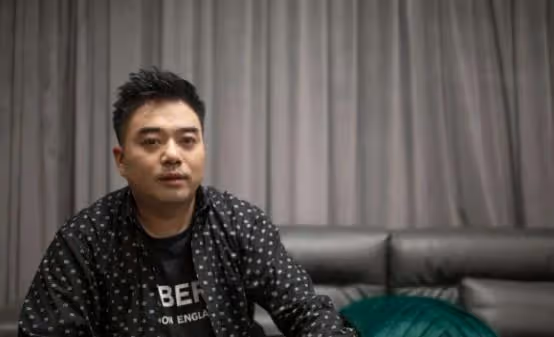 薇婭創業18年,幕後打理錢財的老公董海鋒,到底是何來歷?