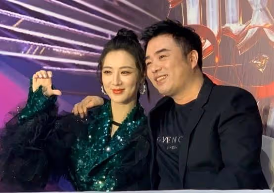 薇婭創業18年,幕後打理錢財的老公董海鋒,到底是何來歷?