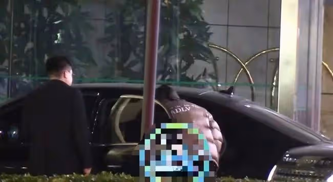 汪小菲深夜乘豪車接美女回家,女方身材高挑,被拍已不止一次