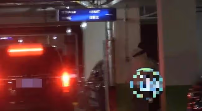 汪小菲深夜乘豪車接美女回家,女方身材高挑,被拍已不止一次