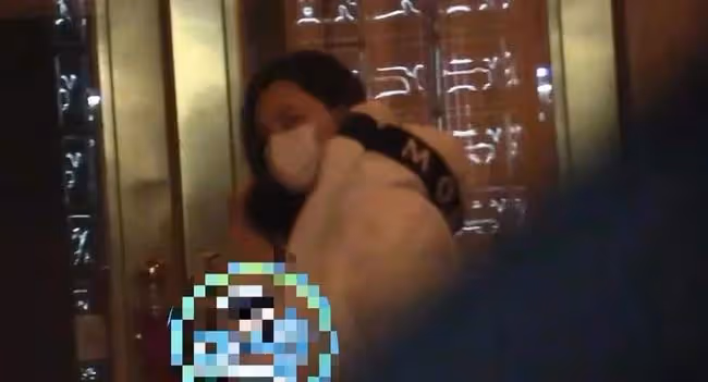 汪小菲深夜乘豪車接美女回家，女方身材高挑，被拍已不止一次