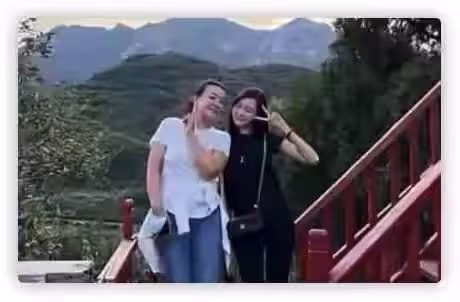 汪小菲深夜乘豪車接美女回家，女方身材高挑，被拍已不止一次