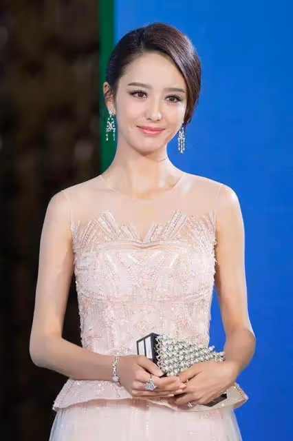 佟麗婭逆襲人生，從「醜小鴨」到「白天鵝」，離婚後徹底放飛自我