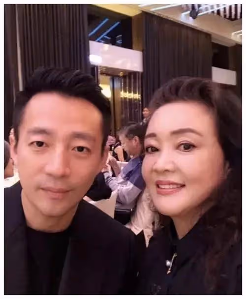汪小菲深夜乘豪車接美女回家，女方身材高挑，被拍已不止一次