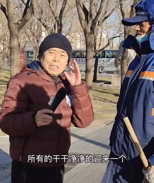 64歲潘長江街頭送溫暖,為冬奧會環衛贈手套,滿臉笑容給安保徵婚