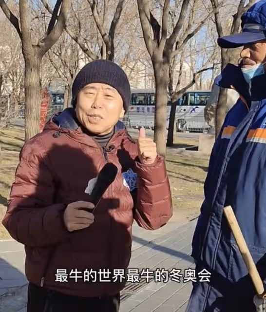 64歲潘長江街頭送溫暖,為冬奧會環衛贈手套,滿臉笑容給安保徵婚