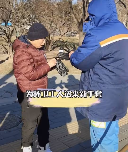 64歲潘長江街頭送溫暖,為冬奧會環衛贈手套,滿臉笑容給安保徵婚