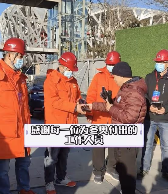 64歲潘長江街頭送溫暖,為冬奧會環衛贈手套,滿臉笑容給安保徵婚