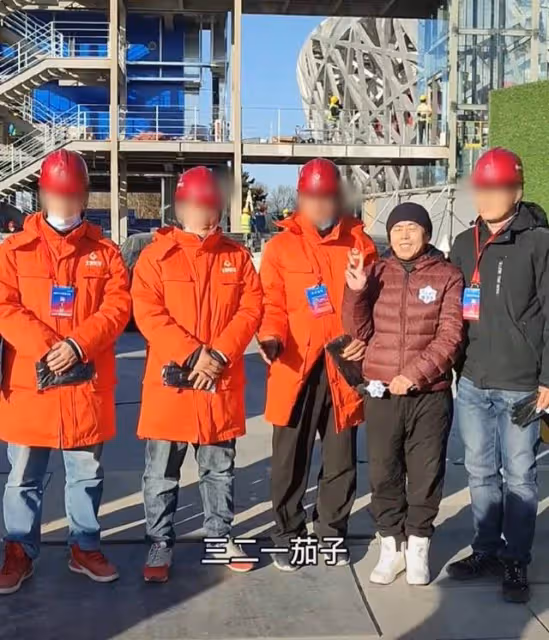 64歲潘長江街頭送溫暖,為冬奧會環衛贈手套,滿臉笑容給安保徵婚