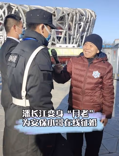 64歲潘長江街頭送溫暖,為冬奧會環衛贈手套,滿臉笑容給安保徵婚