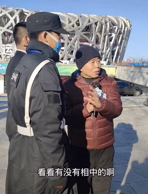64歲潘長江街頭送溫暖,為冬奧會環衛贈手套,滿臉笑容給安保徵婚