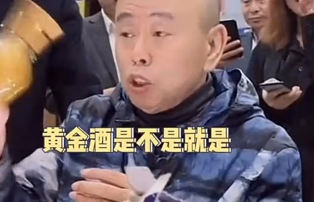 64歲潘長江街頭送溫暖,為冬奧會環衛贈手套,滿臉笑容給安保徵婚