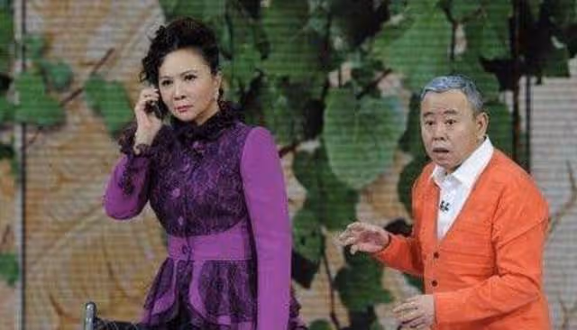 64歲潘長江街頭送溫暖,為冬奧會環衛贈手套,滿臉笑容給安保徵婚