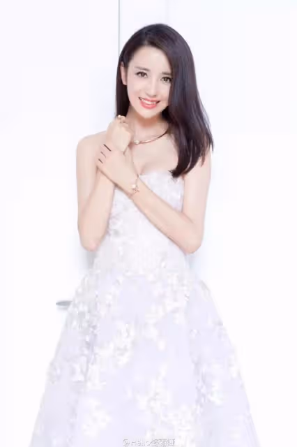 佟麗婭逆襲人生，從「醜小鴨」到「白天鵝」，離婚後徹底放飛自我