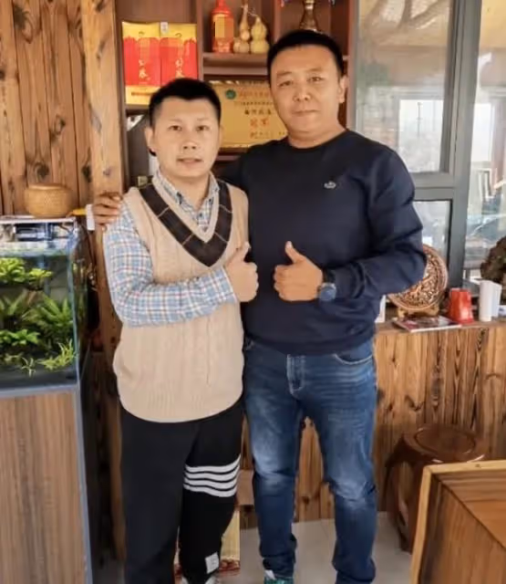 何雲偉與農家樂老闆合影，被網友們戲謔：弊大於利