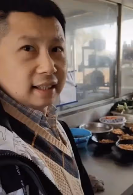 何雲偉與農家樂老闆合影，被網友們戲謔：弊大於利