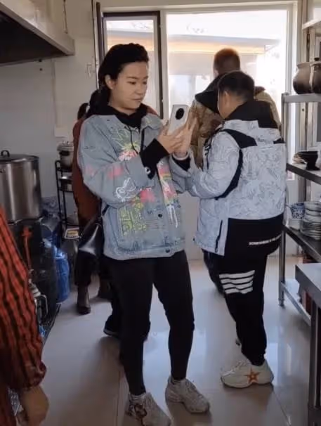 何雲偉與農家樂老闆合影，被網友們戲謔：弊大於利