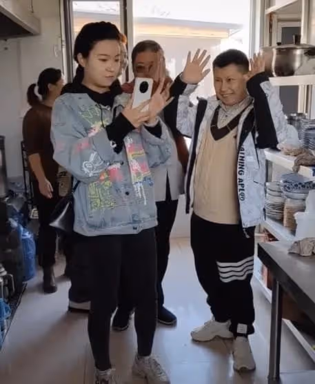 何雲偉與農家樂老闆合影，被網友們戲謔：弊大於利