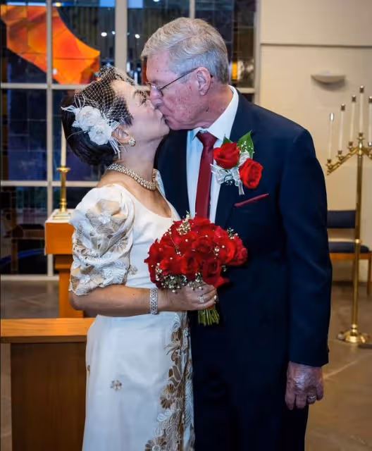 老戲骨送73歲親姐出嫁，大讚外國姐夫很紳士！新郎新娘擁吻太浪漫