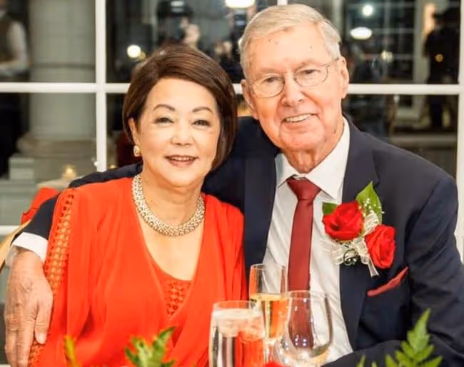 老戲骨送73歲親姐出嫁，大讚外國姐夫很紳士！新郎新娘擁吻太浪漫