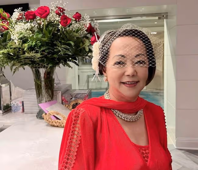 老戲骨送73歲親姐出嫁，大讚外國姐夫很紳士！新郎新娘擁吻太浪漫