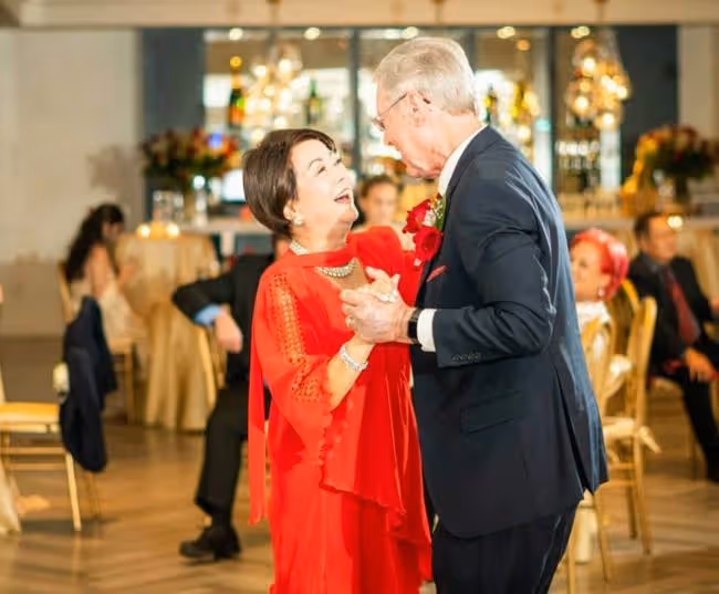 老戲骨送73歲親姐出嫁，大讚外國姐夫很紳士！新郎新娘擁吻太浪漫