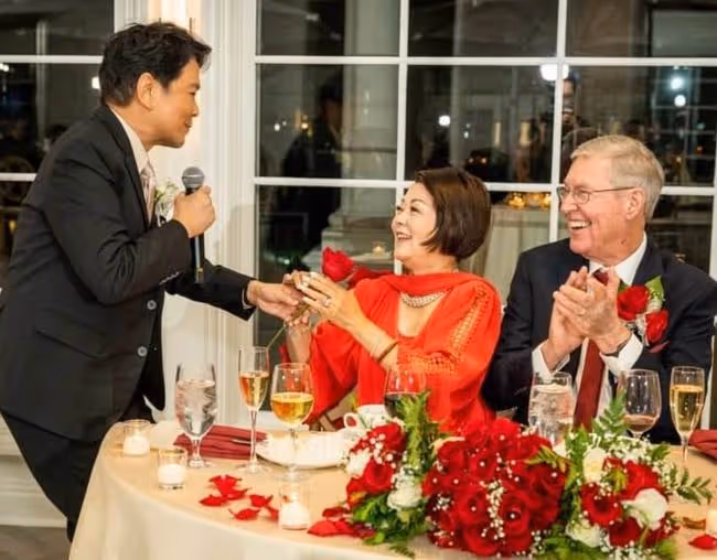 老戲骨送73歲親姐出嫁,大讚外國姐夫很紳士!新郎新娘擁吻太浪漫
