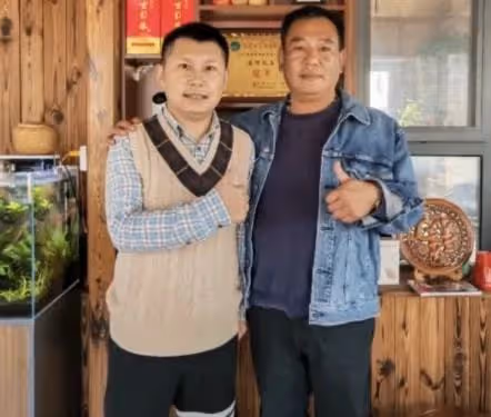 何雲偉與農家樂老闆合影，被網友們戲謔：弊大於利
