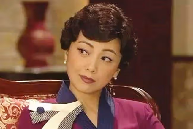 老戲骨送73歲親姐出嫁,大讚外國姐夫很紳士!新郎新娘擁吻太浪漫