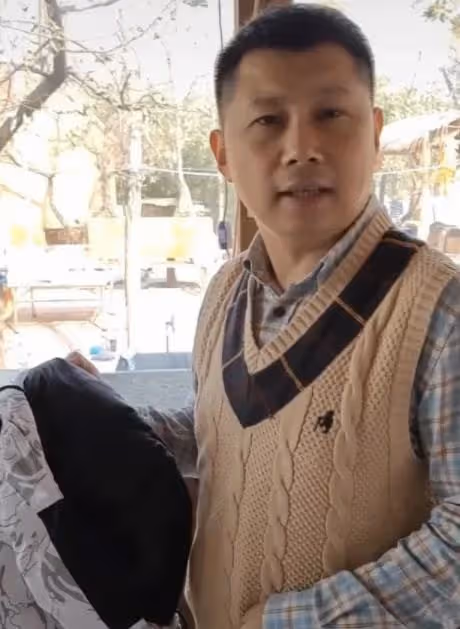 何雲偉與農家樂老闆合影，被網友們戲謔：弊大於利