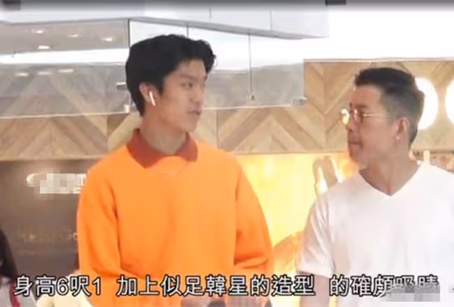林曉峰內地忙工作,2個兒子陪媽媽歡度聖誕,長子帥氣幼子太像爸