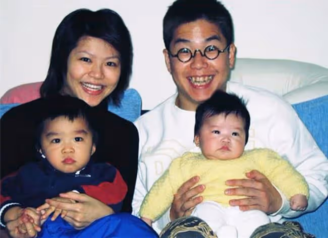 林曉峰內地忙工作,2個兒子陪媽媽歡度聖誕,長子帥氣幼子太像爸