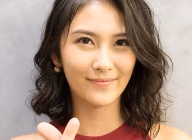 36歲男星求婚成功!跪地送鑽戒太浪漫,CEO女友穿婚紗感動大哭