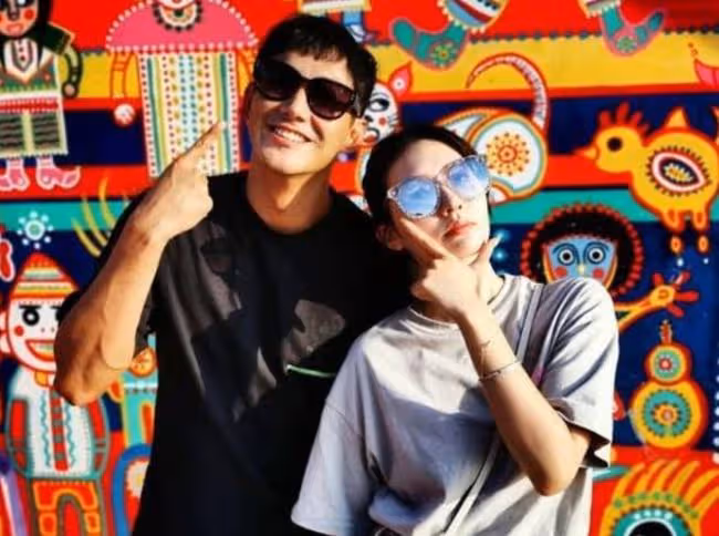36歲男星求婚成功!跪地送鑽戒太浪漫,CEO女友穿婚紗感動大哭