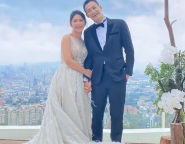 36歲男星求婚成功!跪地送鑽戒太浪漫,CEO女友穿婚紗感動大哭