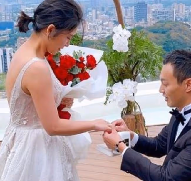 36歲男星求婚成功！跪地送鑽戒太浪漫，CEO女友穿婚紗感動大哭
