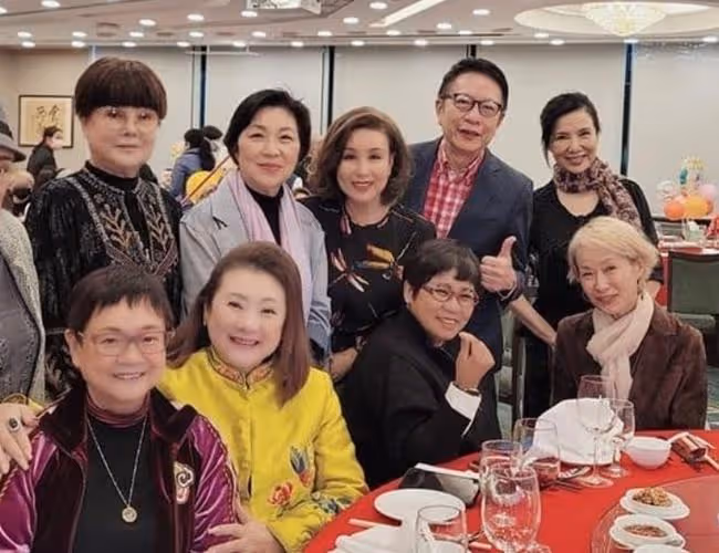 一眾老戲骨聚會!55歲關秀媚仍貌美,與小7歲男星相戀15年不結婚