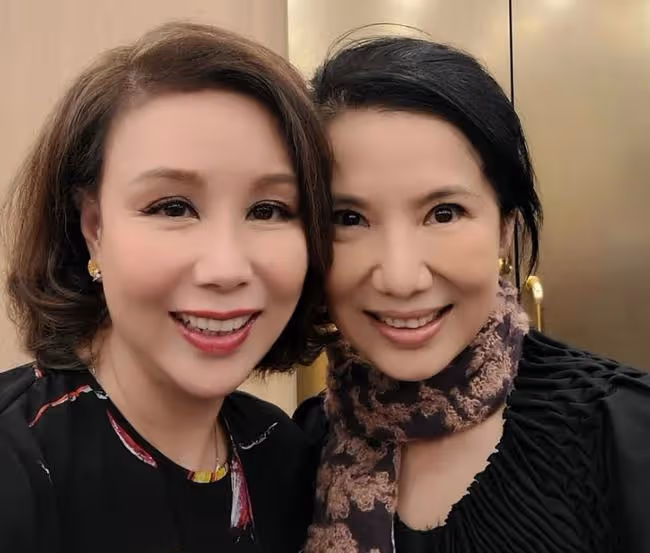一眾老戲骨聚會!55歲關秀媚仍貌美,與小7歲男星相戀15年不結婚
