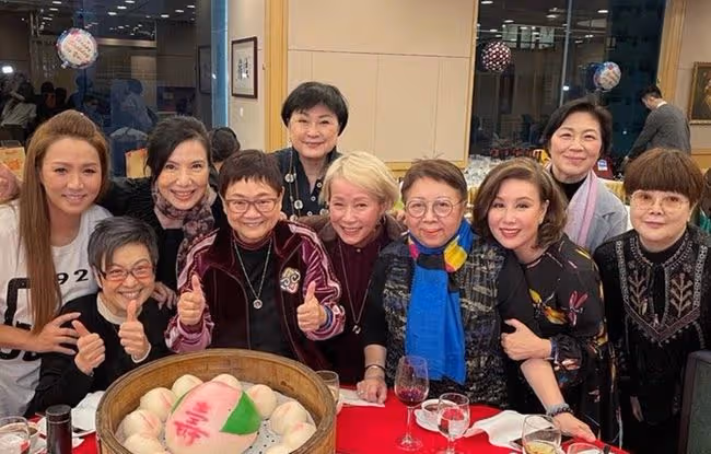 一眾老戲骨聚會!55歲關秀媚仍貌美,與小7歲男星相戀15年不結婚