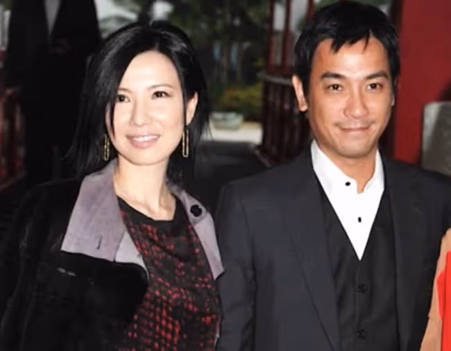 一眾老戲骨聚會！55歲關秀媚仍貌美，與小7歲男星相戀15年不結婚